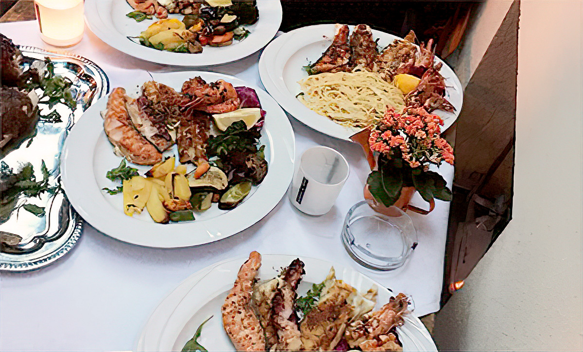 gedeckter Tisch mit mediterranen Spezialitäten